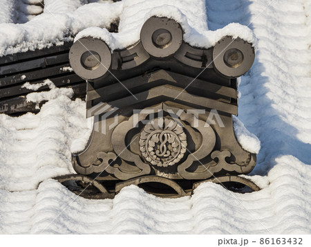 雪を被った寺院の鬼瓦 雪を被った寺院の鬼瓦 86163432