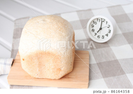 全粒粉入りの食パンと時計 全粒粉入りの食パンと時計 86164358