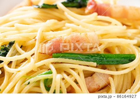 ほうれん草とベーコンのパスタのアップ。 86164927