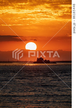 有明海に沈む夕焼けが美しいたばこ島の夕日 86165446