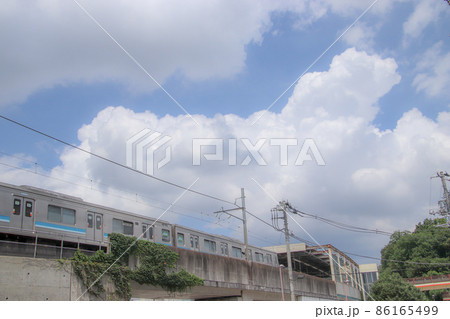 駅に到着する電車 駅に到着する電車 86165499