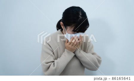 アレルギー反応でくしゃみが止まらない女性 アレルギー反応でくしゃみが止まらない女性 86165641