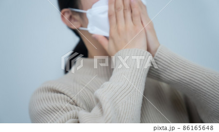 アレルギー反応でくしゃみが止まらない女性 86165648