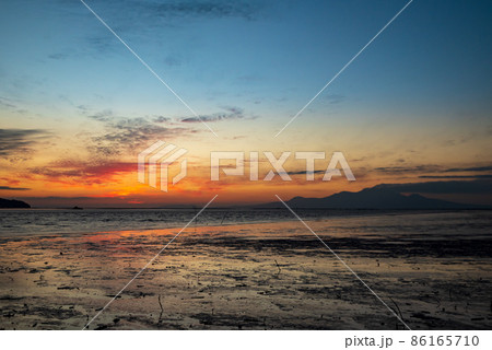 有明海に沈む夕焼けが美しいたばこ島の夕日 86165710