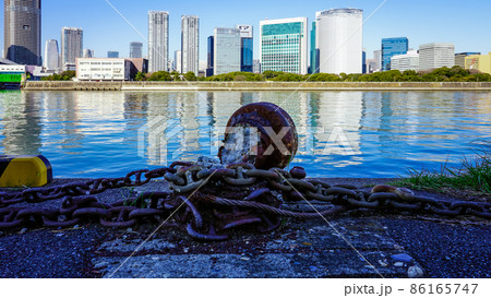 豊海水産埠頭から対岸の浜離宮恩賜庭園背後のビル群（東京都港区汐留）  86165747
