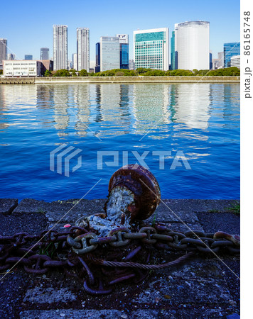 豊海水産埠頭から対岸の浜離宮恩賜庭園背後のビル群（東京都港区汐留）  86165748