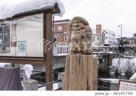 雪景色の飛騨高山 鍛冶橋横の一位一刀彫 大黒天の写真素材 [86165789] - PIXTA