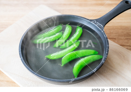 スナックエンドウを茹でる 86166069