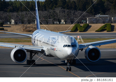 成田空港ターミナルに向かうエールフランス航空機 86166161
