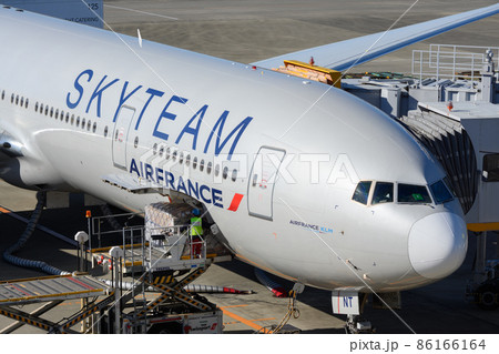 成田空港ターミナルで貨物を積み込むエールフランス航空機 86166164