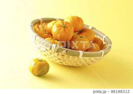 笊に入ってる完熟したスダチ 笊に入ってる完熟したスダチ 86166312