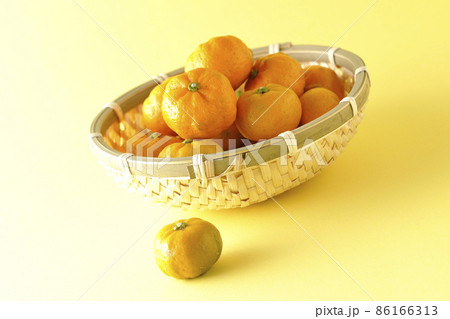 笊に入ってる完熟したスダチ 86166313