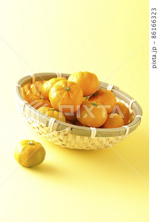 笊に入ってる完熟したスダチ 笊に入ってる完熟したスダチ 86166323