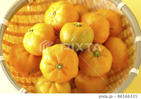 笊に入ってる完熟したスダチ 笊に入ってる完熟したスダチ 86166335