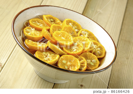 完熟したスダチのスライスがたくさん入っているすだち蕎麦 完熟したスダチのスライスがたくさん入っているすだち蕎麦 86166426