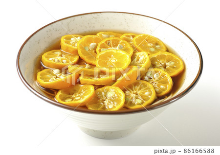 完熟したスダチのスライスがたくさん入っているすだち蕎麦を白背景で撮影 86166588