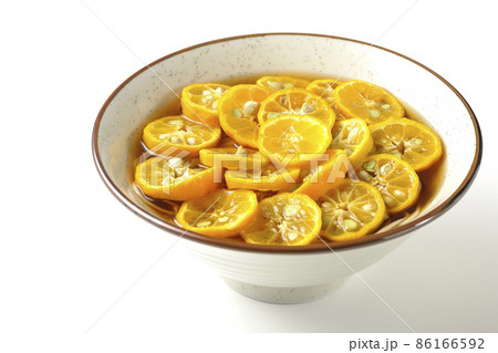 完熟したスダチのスライスがたくさん入っているすだち蕎麦を白背景で撮影 完熟したスダチのスライスがたくさん入っているすだち蕎麦を白背景で撮影 86166592