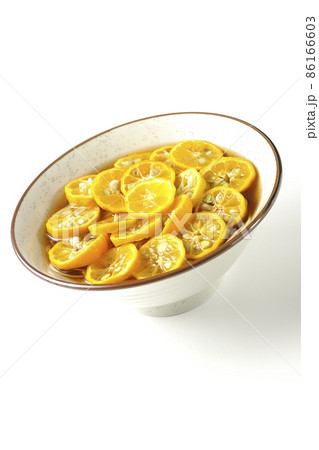 完熟したスダチのスライスがたくさん入っているすだち蕎麦を白背景で撮影 完熟したスダチのスライスがたくさん入っているすだち蕎麦を白背景で撮影 86166603