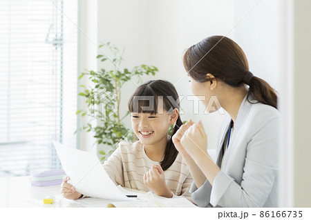 塾でテストの結果を喜ぶ女の子 小学生 86166735