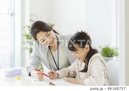 塾で個別指導を受ける女の子 小学生 86166737
