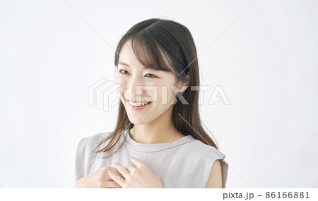 女性 笑顔 白背景 女性 笑顔 白背景 86166881