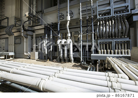 ビル側面の配管・空調　 86167871