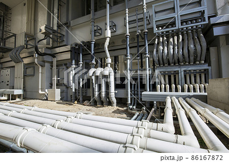 ビル側面の配管・空調　 86167872