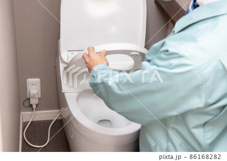トイレの点検をする作業着の男性 86168282