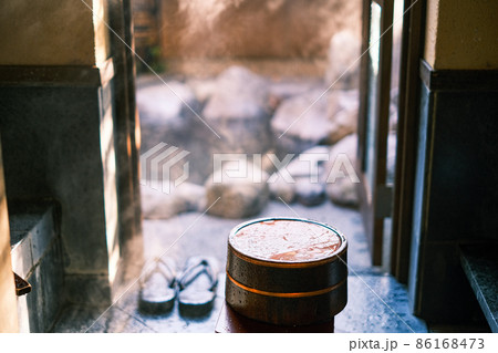 風呂桶と客室露天風呂(朝風呂)10 風呂桶と客室露天風呂(朝風呂)10 86168473