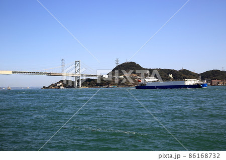 関門海峡をタンカーが航行 86168732