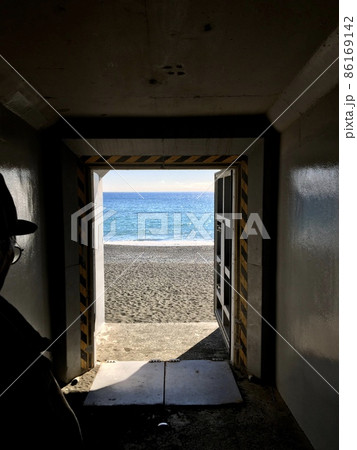 暗いトンネルを抜けると青い海 暗いトンネルを抜けると青い海 86169142