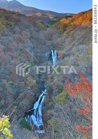 霧降の滝の紅葉 86169843