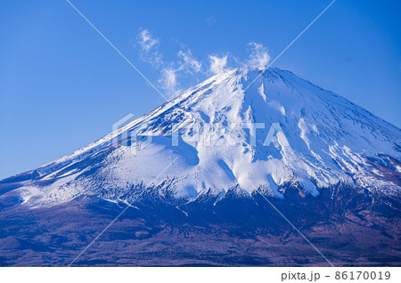 乙女峠から見た真っ白な雪化粧の富士山、横からの光で立体感あるシルエットの富士 86170019