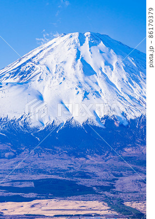 乙女峠から見た真っ白な雪化粧の富士山、横からの光で立体感あるシルエットの富士 86170379