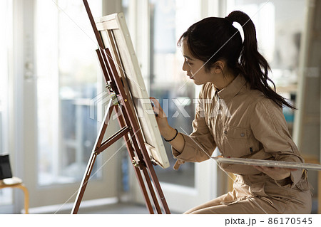 絵を描く若い学生 86170545