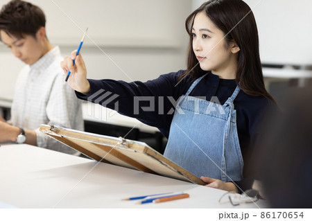 デッサンをする学生 86170654