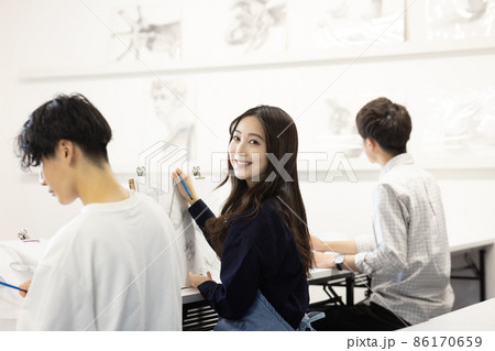 デッサンをする学生 デッサンをする学生 86170659