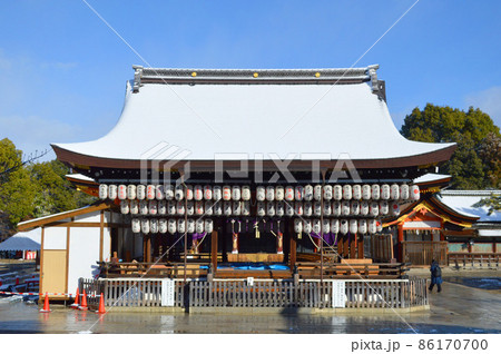2022年1月に参拝した京都市東山区八坂神社の雪化粧の舞殿 2022年1月に参拝した京都市東山区八坂神社の雪化粧の舞殿 86170700