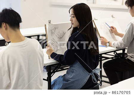 デッサンの授業を受ける学生 86170705
