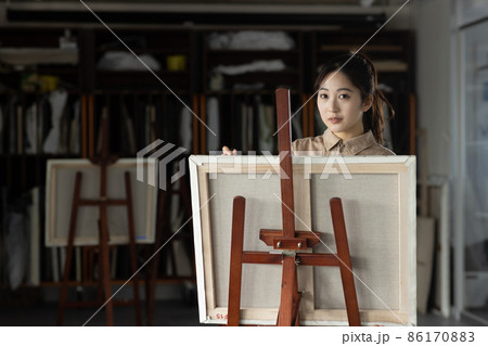 油絵を描くかわいい学生 油絵を描くかわいい学生 86170883