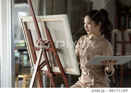 油絵を描くかわいい学生 油絵を描くかわいい学生 86171189