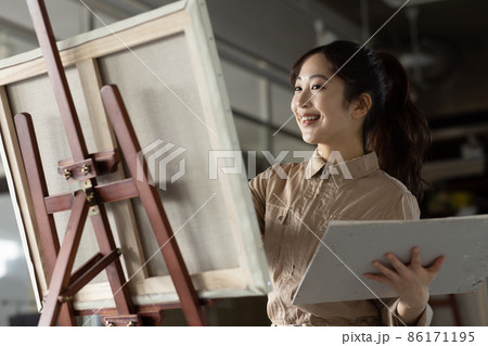 油絵を描くかわいい学生 油絵を描くかわいい学生 86171195