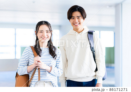 キャンパスの大学生の男女　撮影協力「LINK FOREST」 86171271