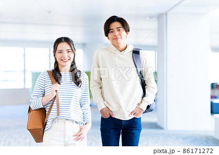 キャンパスの大学生の男女　撮影協力「LINK FOREST」 86171272