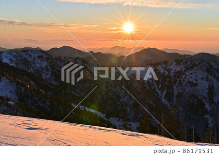 日本百名山「剣山」からの冬景色、日の出 86171531