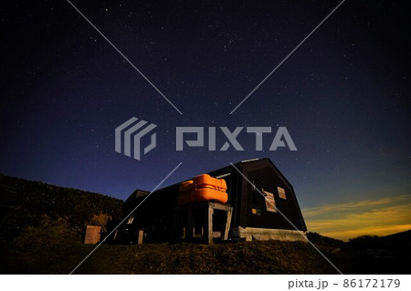 谷川連峰の蓬ヒュッテと星空 86172179