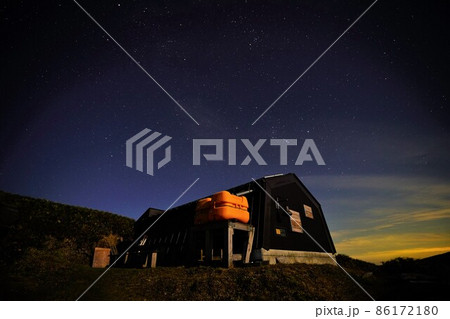 谷川連峰の蓬ヒュッテと星空 86172180