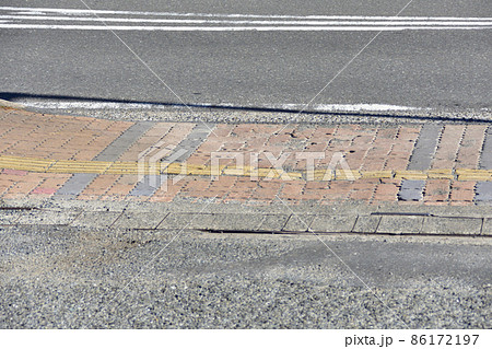 傷んだインターロッキング歩道 86172197