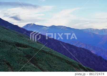 蓬ヒュッテからの仙ノ倉山と平標山 蓬ヒュッテからの仙ノ倉山と平標山 86172474