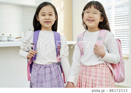 登校 子供 小学生 86172515